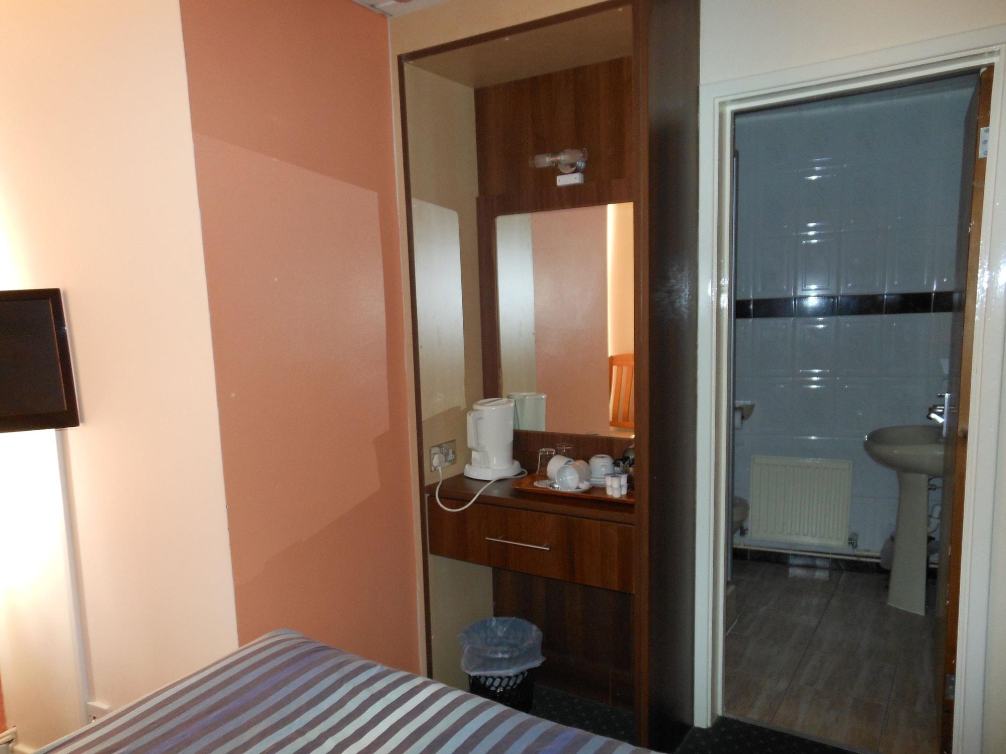 The Gatwick White House 2*