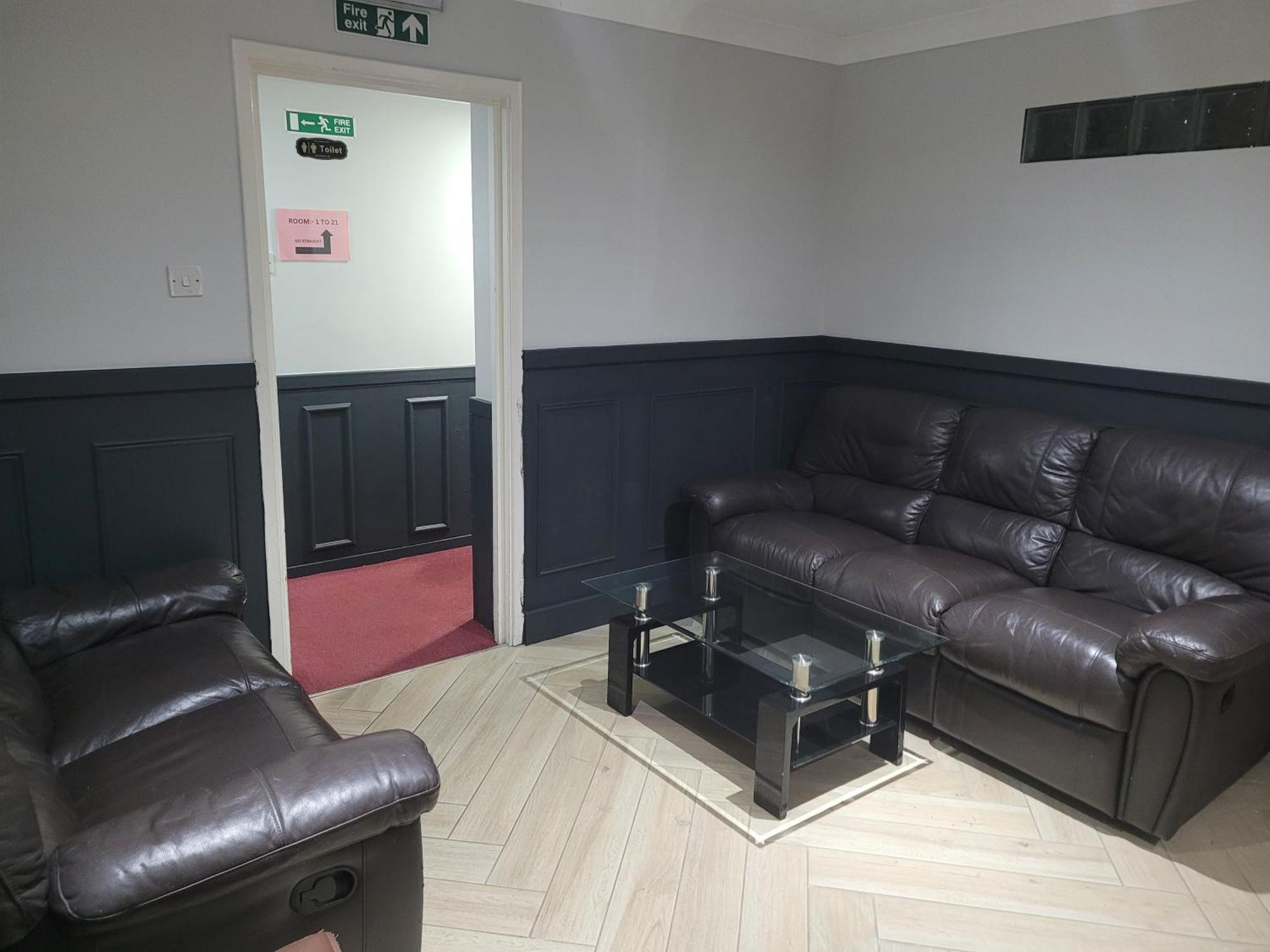 The Gatwick White House 2*