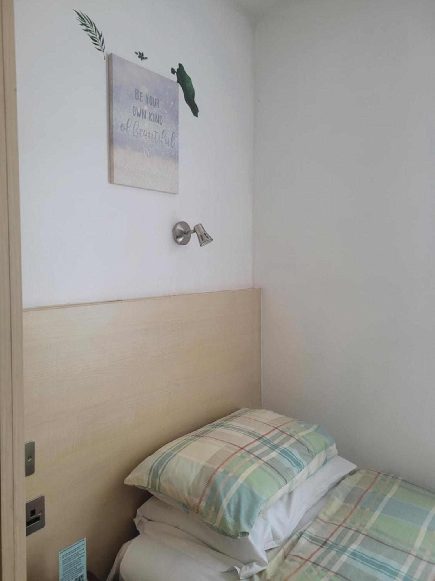 The Gatwick White House 2*