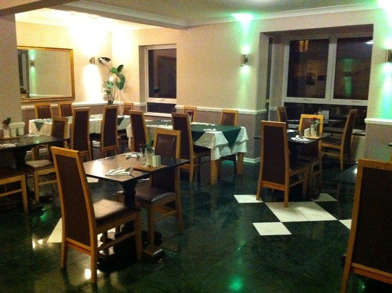 The Gatwick White House 2*